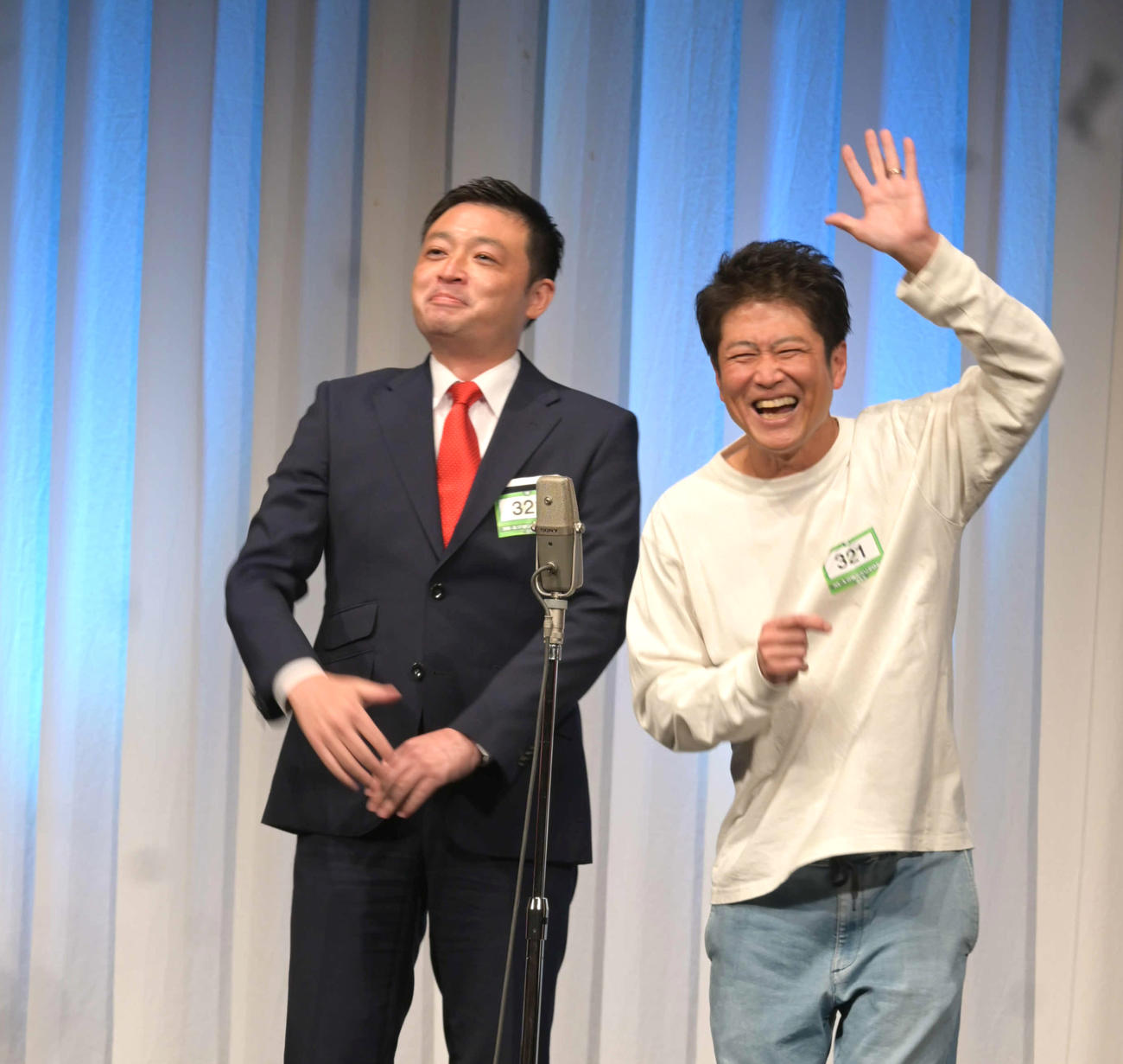 「市民・市長」のコンビの大阪府柏原市の冨宅（ふけ）正浩市長（左）、芸人兼個人事業主の旧友・山本哲史さん（撮影・松浦隆司）