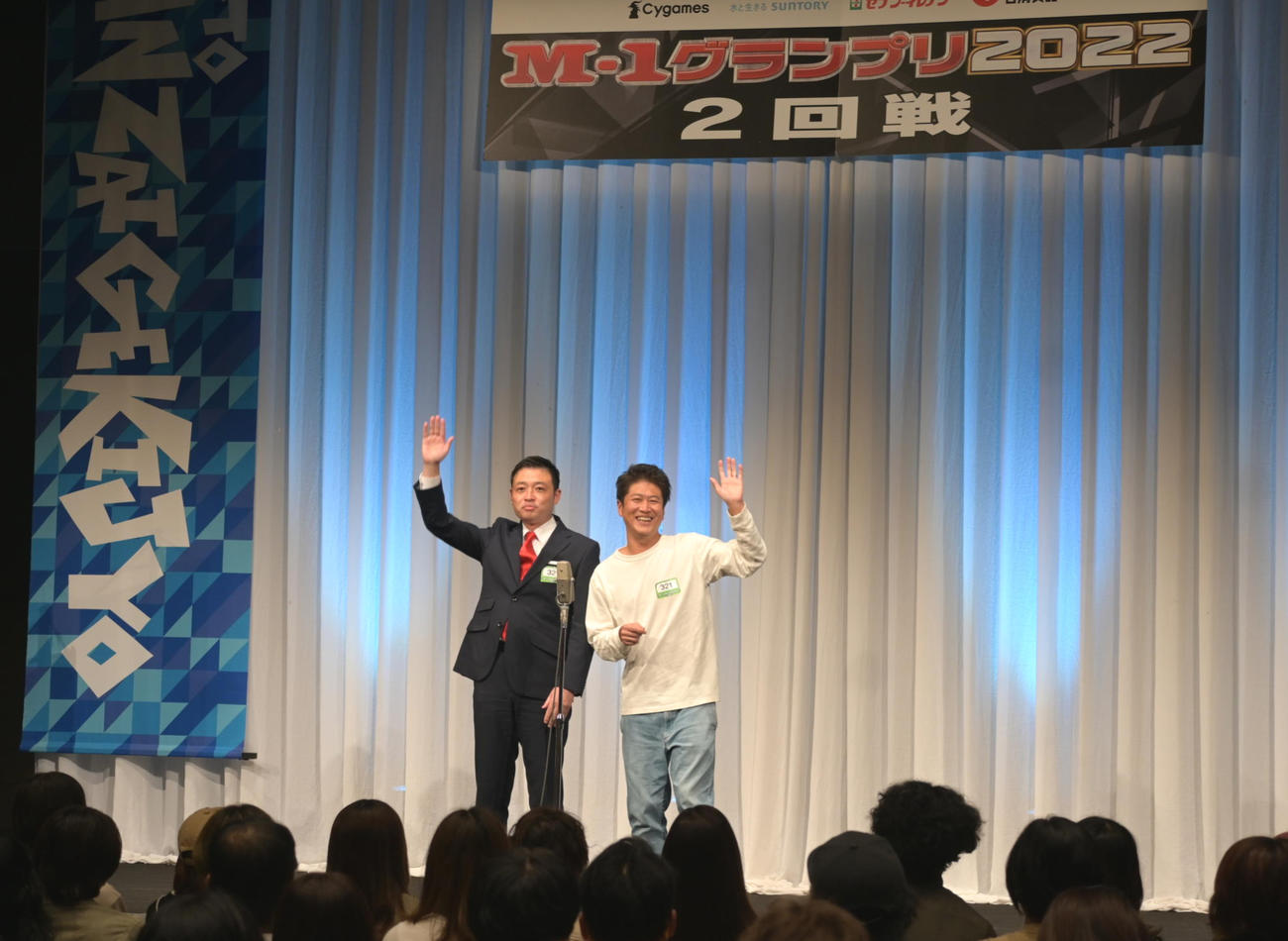 「市民・市長」のコンビの大阪府柏原市の冨宅（ふけ）正浩市長（左）、芸人兼個人事業主の旧友・山本哲史さん（撮影・松浦隆司）