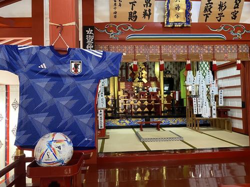 大阪府豊中市にある「服部天神宮」にはW杯期間中、本殿には公式球、日本代表のユニホームが飾られる