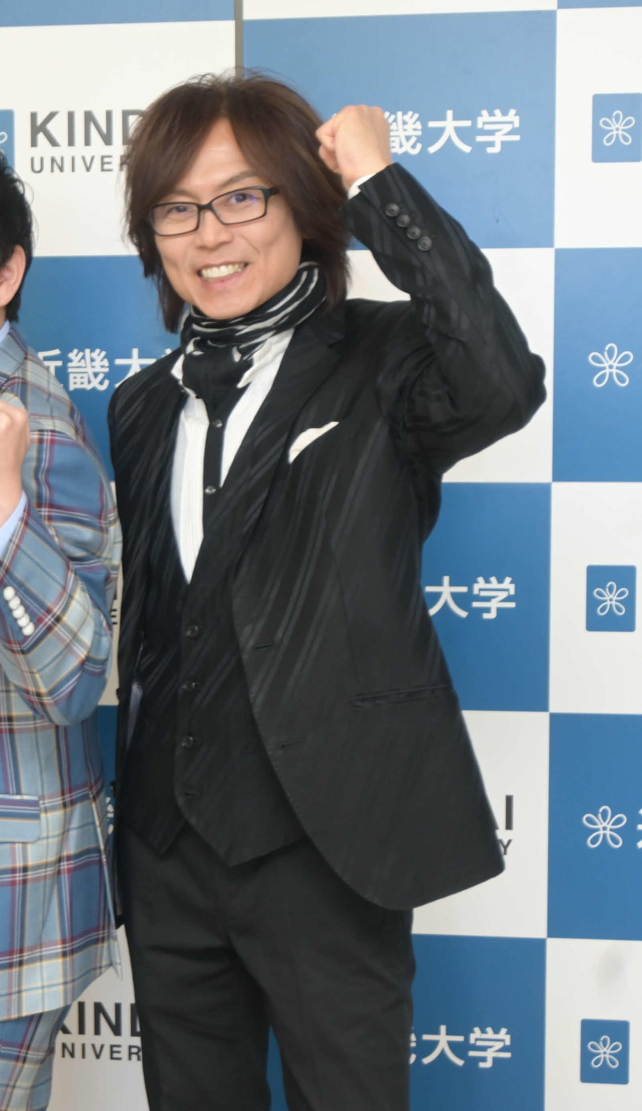 母校の近畿大の入学式を5年ぶりにプロデュースし、取材に応じるつんく♂（撮影・松浦隆司）