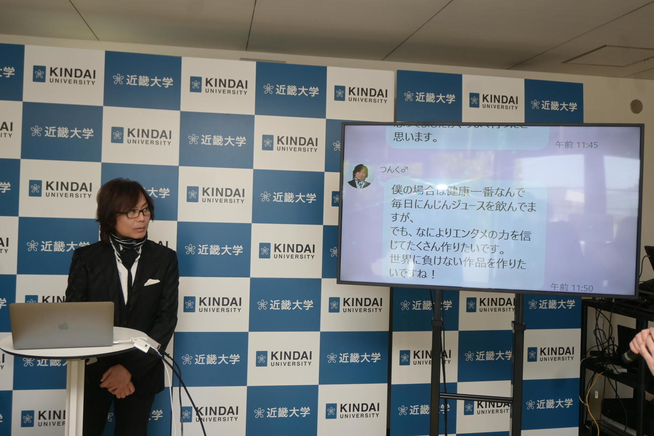 母校の近畿大の入学式を5年ぶりにプロデュースし、取材に応じるつんく♂（撮影・松浦隆司）