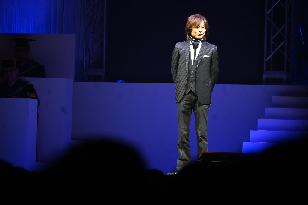 3年ぶりに総合プロデュースした母校・近畿大の入学式で新入生に門出を祝うメッセージを送るつんく♂（撮影・松浦隆司）