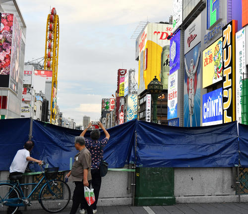 道頓堀の戎橋付近にはブルーシートで目隠しがされる（撮影・清水貴仁）
