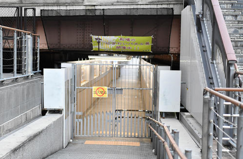 道頓堀の戎橋付近の川沿いの歩道は立ち入り禁止となる（撮影・清水貴仁）