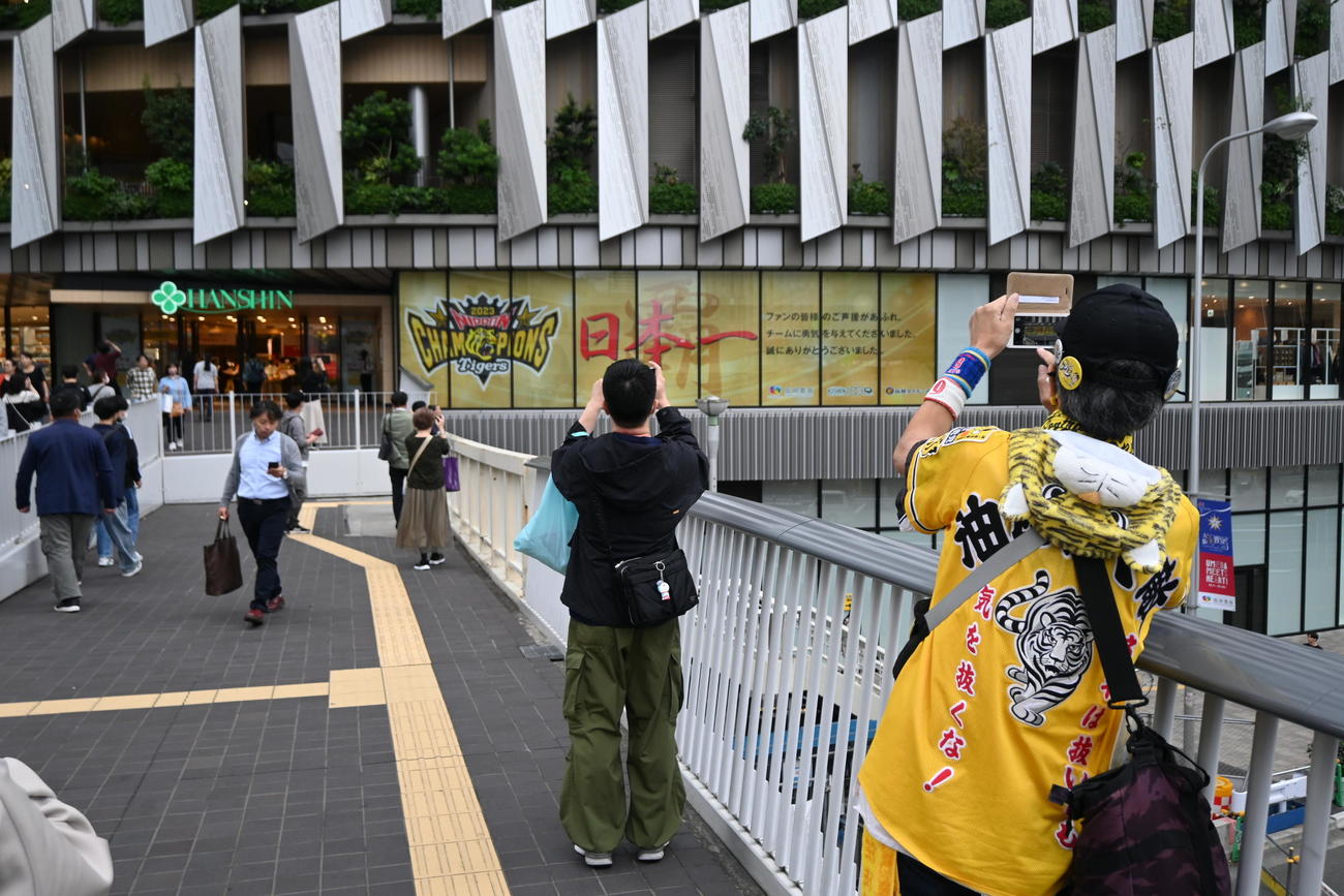 阪神日本一から一夜明け、阪神百貨店梅田本店のJR大阪駅側にあるガラス面に「覇　日本一」（撮影・松浦隆司）