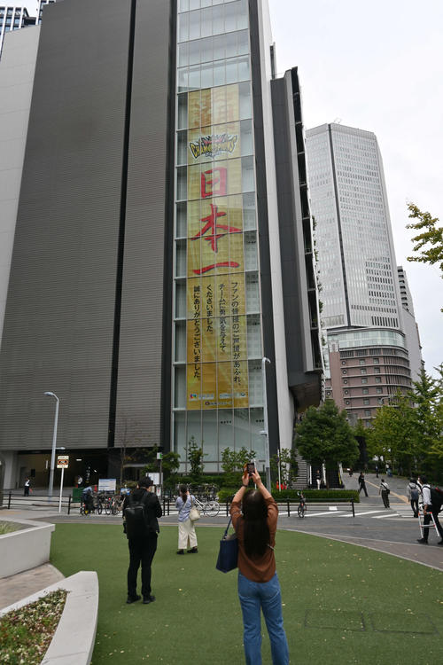 阪神日本一から一夜明け、阪神百貨店梅田本店が入る大阪梅田ツインタワーズ・サウスの東南部のガラス面には「覇　日本一」も文字が入った巨大シートが登場（撮影・松浦隆司）