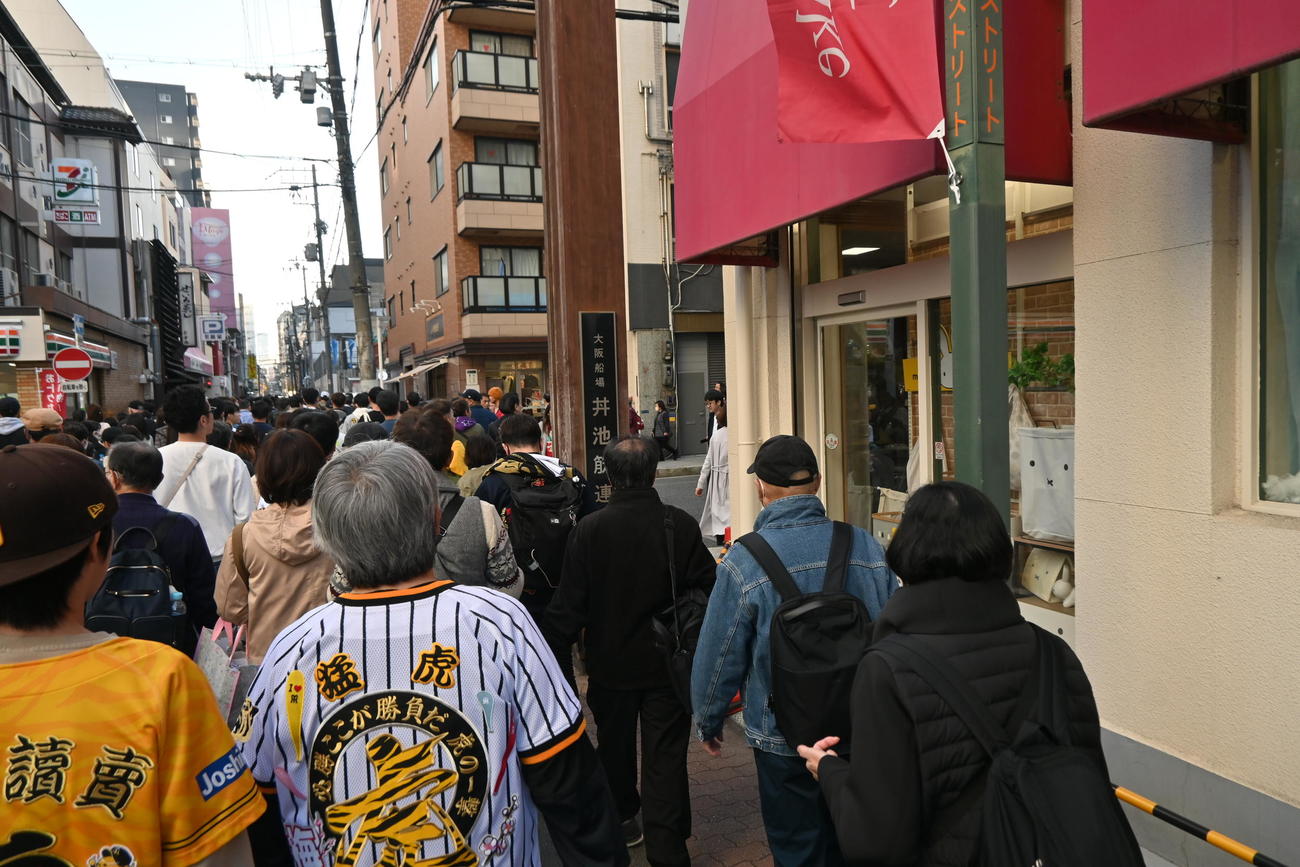 御堂筋パレード終了後、路地には帰路につく人があふれた（撮影・松浦隆司）