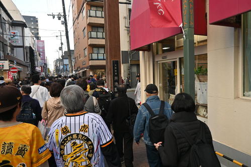 御堂筋パレード終了後、路地には帰路につく人があふれた（撮影・松浦隆司）