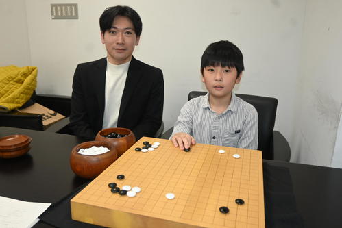 藤田怜央初段（右）と師匠の星川拓海五段（撮影・松浦隆司）