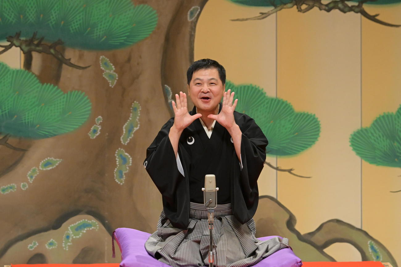 「噺家生活15周年記念」独演会大阪公演で高座に臨む月亭方正