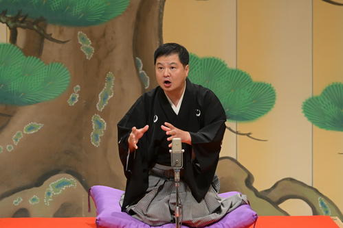 「噺家生活15周年記念」独演会大阪公演で高座に臨む月亭方正