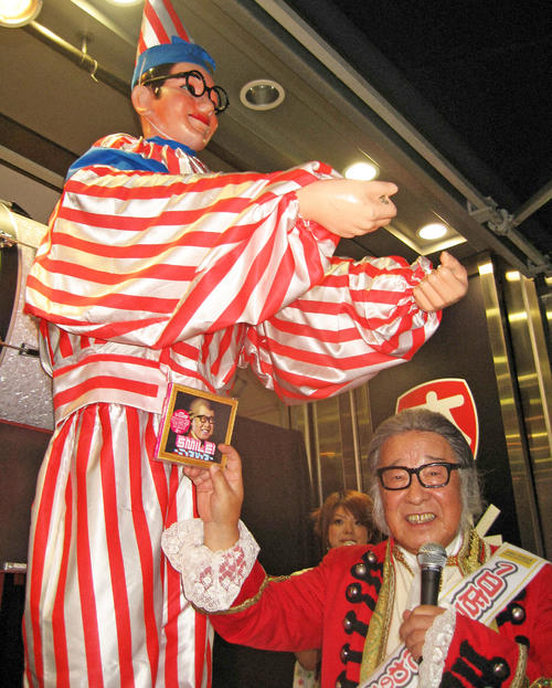 くいだおれ人形とキダ・タローさん（2008年撮影）