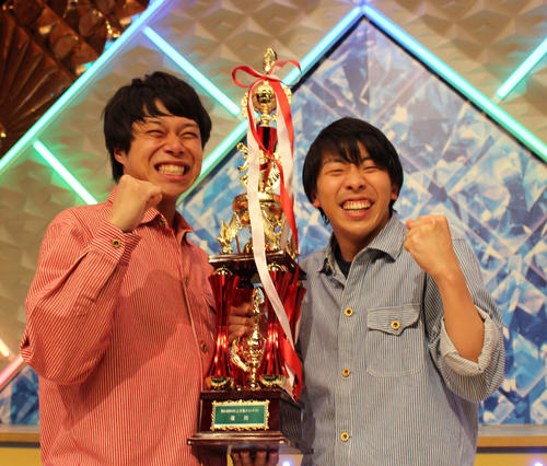 NHK上方漫才コンテストで優勝したフースーヤ。田中ショータイム（左）と谷口理