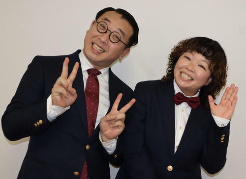 昭和風の懐かしい匂いを宿すオーサカクレオパトラりえちゃん（右）と、克信