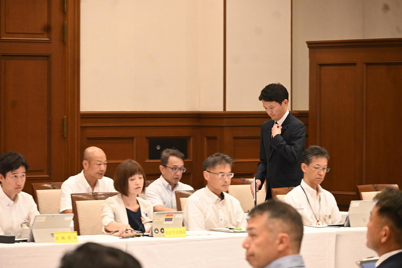19日、兵庫県議会の本会議に出席する斎藤元彦知事