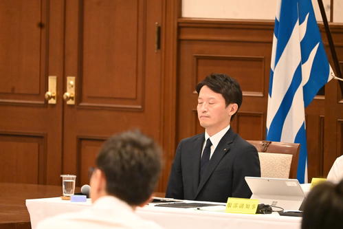 19日、兵庫県議会の各会派の不信任決議案の討議を聞く斎藤元彦知事