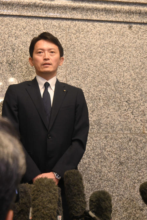 19日、不信任案可決後、記者団の取材に応じる斎藤元彦知事