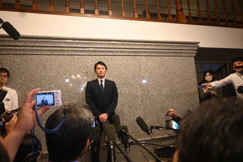 不信任案可決後、記者団の取材に応じた斎藤元彦前知事（撮影・松浦隆司）