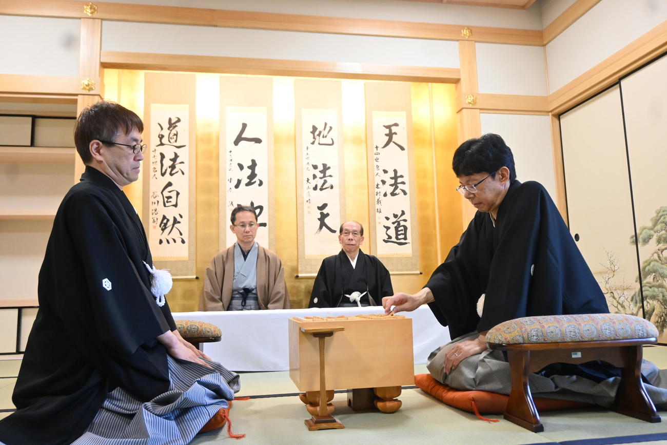 新関西将棋会館5階の特別対局室で行われたこけら落としの記念対局に臨んだ谷川浩司17世名人（右）羽生善治九段（撮影・松浦隆司）