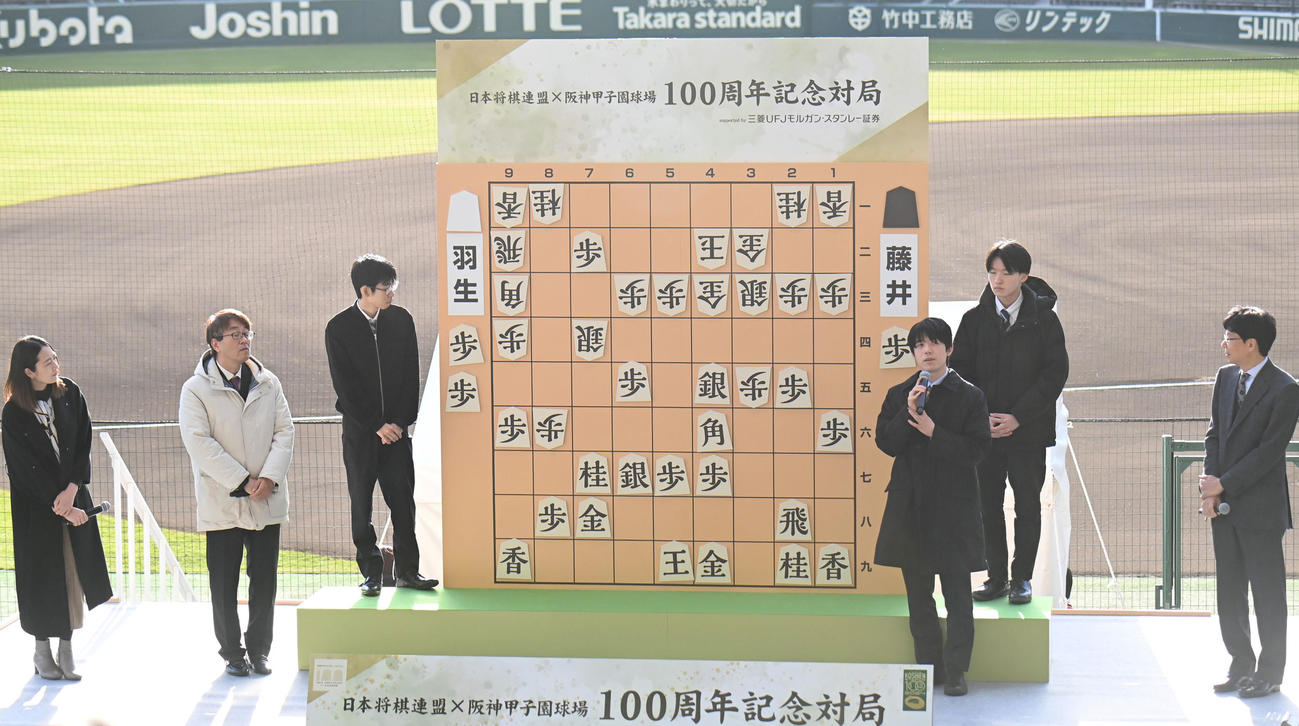 100周年記念対局の感想戦であいさつをする藤井竜王・名人（右から3人目）（2024年12月8日撮影）