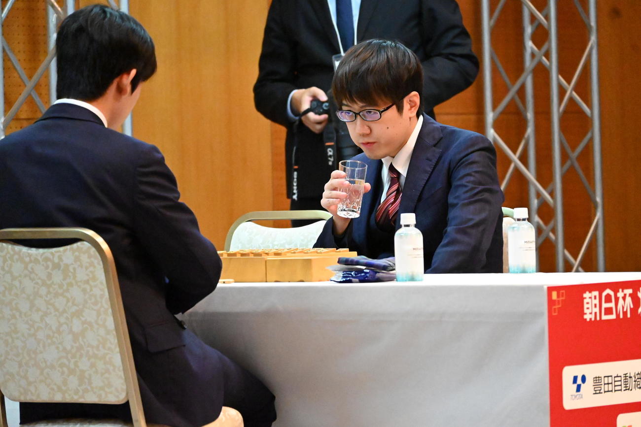 第18回朝日杯将棋オープン戦本戦トーナメント準々決勝で藤井聡太7冠と対戦した服部慎一郎六段（撮影・松浦隆司）