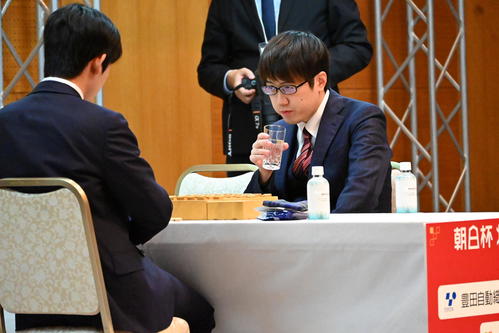 第18回朝日杯将棋オープン戦本戦トーナメント準々決勝で藤井聡太7冠と対戦した服部慎一郎六段（撮影・松浦隆司）
