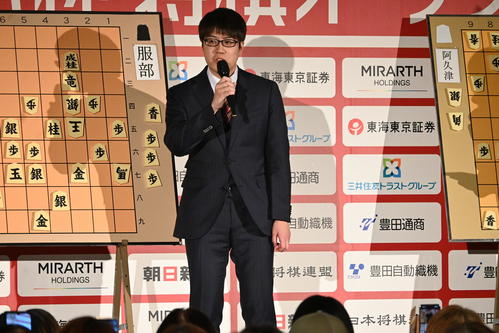 第18回朝日杯将棋オープン戦本戦トーナメント準々決勝で藤井聡太7冠に勝ち、大盤解説会に登場した服部慎一郎六段（撮影・松浦隆司）