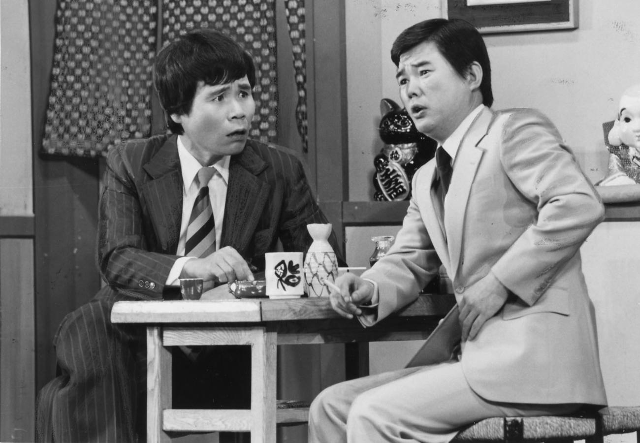 1989年、吉本新喜劇での花紀京さん（右）と岡八郎さん
