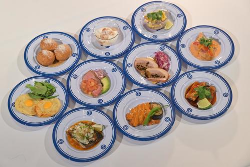 世界最長の回転ベルトを回る世界各国の料理