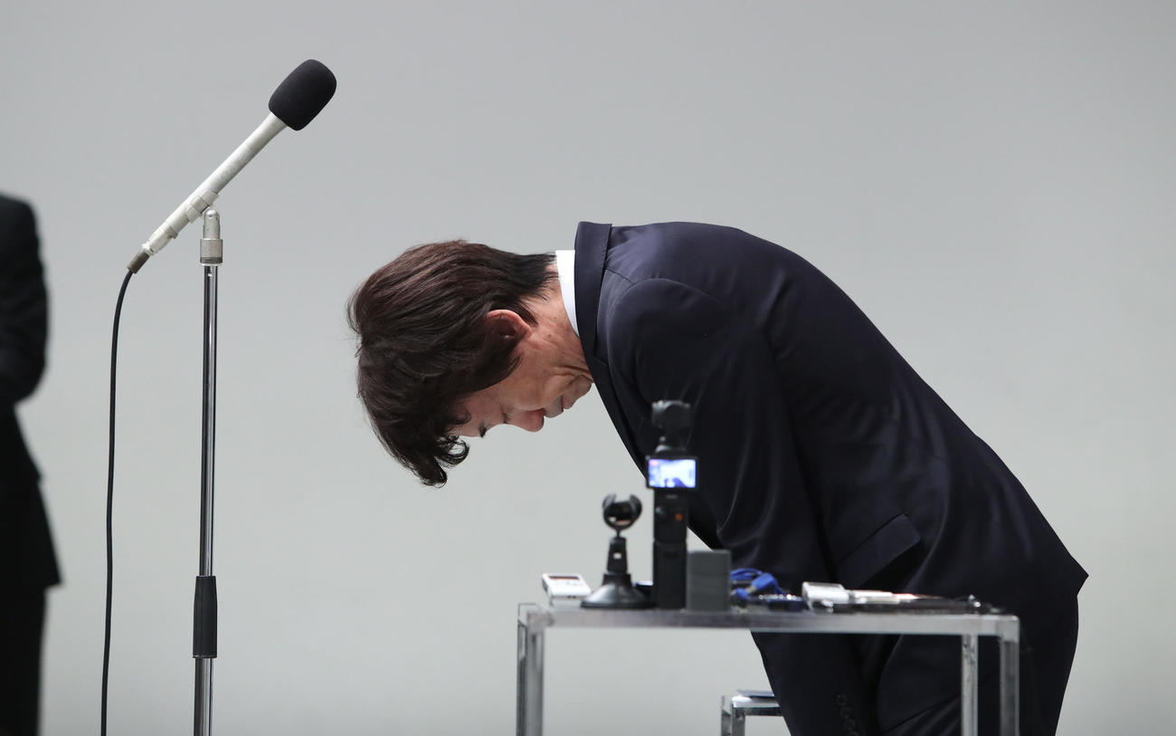 取材対応を終え深々と頭を下げる関西テレビ大多亮代表取締役社長（撮影・白石智彦）