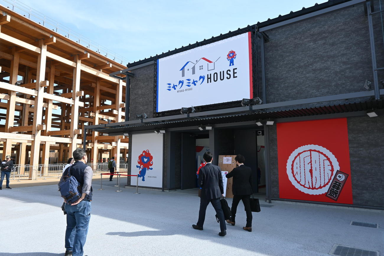 大阪・関西万博会場にある「ミャクミャクハウス」（撮影・松浦隆司）