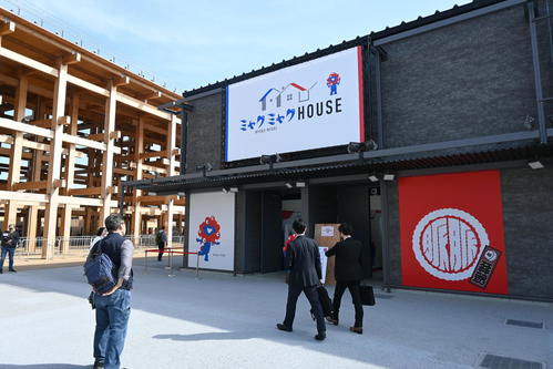 大阪・関西万博会場にある「ミャクミャクハウス」（撮影・松浦隆司）