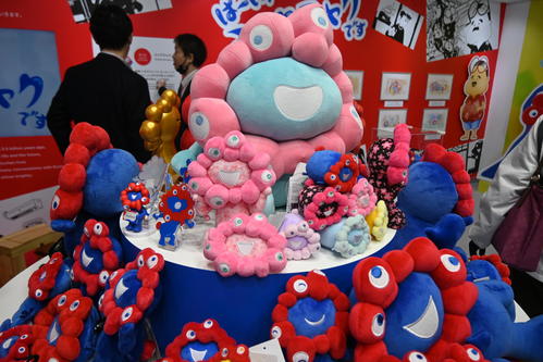 さまざまなキャラに「変身」するミャクミャク（撮影・松浦隆司）