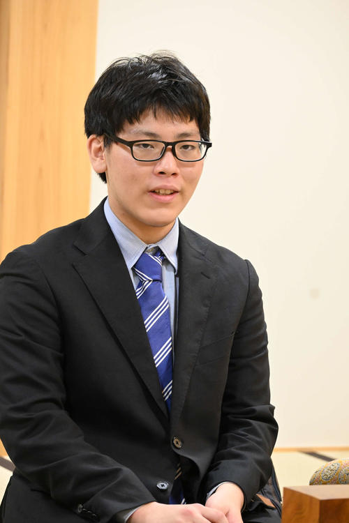第38期竜王戦5組ランキング戦優勝後、インタビューに応じる山下数毅三段（撮影・松浦隆司）