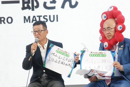 大阪ヘルスケアパビリオン「ペットとの共生イベント」に出演した松井一郎前大阪市長（左）、大阪観光局理事長の溝畑宏氏（撮影・松浦隆司）