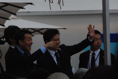 松井一郎前大阪市長が出演したイベントを“視察”した大阪府の吉村洋文知事、大阪市の横山英幸市長（撮影・松浦隆司）
