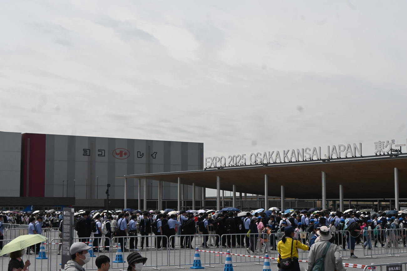 連日、行列が出来る東ゲート（撮影・松浦隆司）