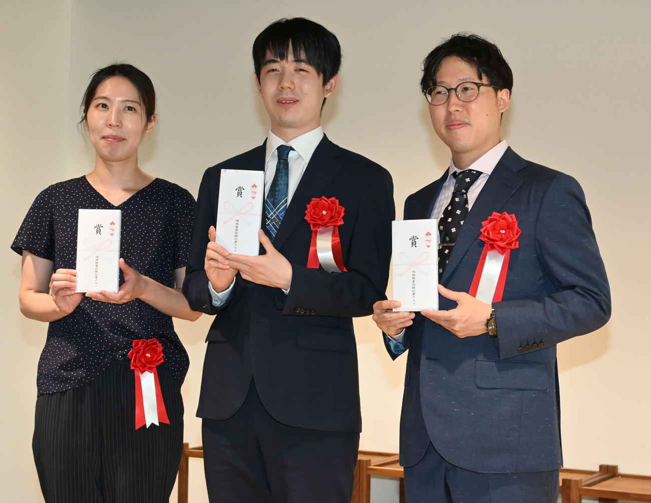 関西囲碁将棋記者クラブ賞の表彰式に出席した左から福間香奈6冠、藤井聡太7冠、井山裕太2冠（撮影・松浦隆司）