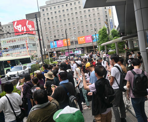 大阪・梅田のヨドバシカメラ前で街頭演説に耳を傾ける有権者（撮影・松浦隆司）