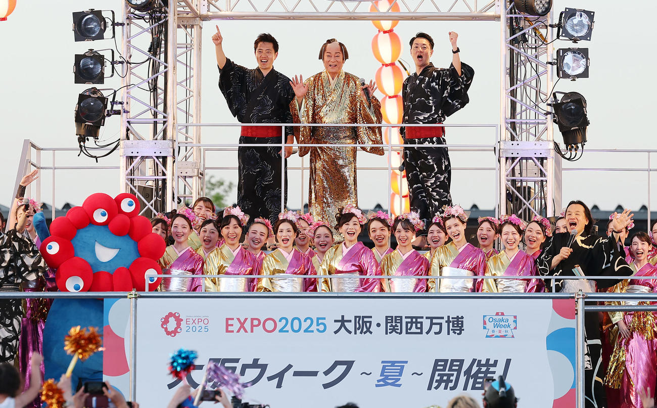 「大阪ウィーク～夏～」のオープニングイベントに登場した松平健。左は吉村大阪府知事、右は横山大阪市長