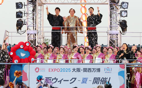 「大阪ウィーク～夏～」のオープニングイベントに登場した松平健。左は吉村大阪府知事、右は横山大阪市長