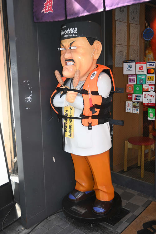 阪神の優勝に備えて救命胴衣を着用した串かつだるま道頓堀店のこわもての職人をイメージした「だるま大臣」（撮影・松浦隆司）