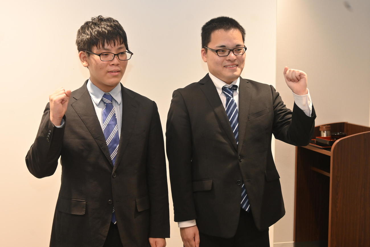 プロ棋士への抱負を語った山下数毅新四段（左）、生垣寛人新四段（撮影・松浦隆司）