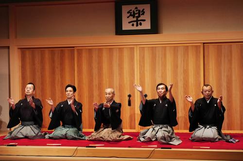 2006年9月15日、天満天神繁昌亭のこけらおとし公演で口上挨拶をする（左から）桂文珍、桂小米朝、桂春団治、桂三枝、笑福亭鶴瓶（名前は当時）