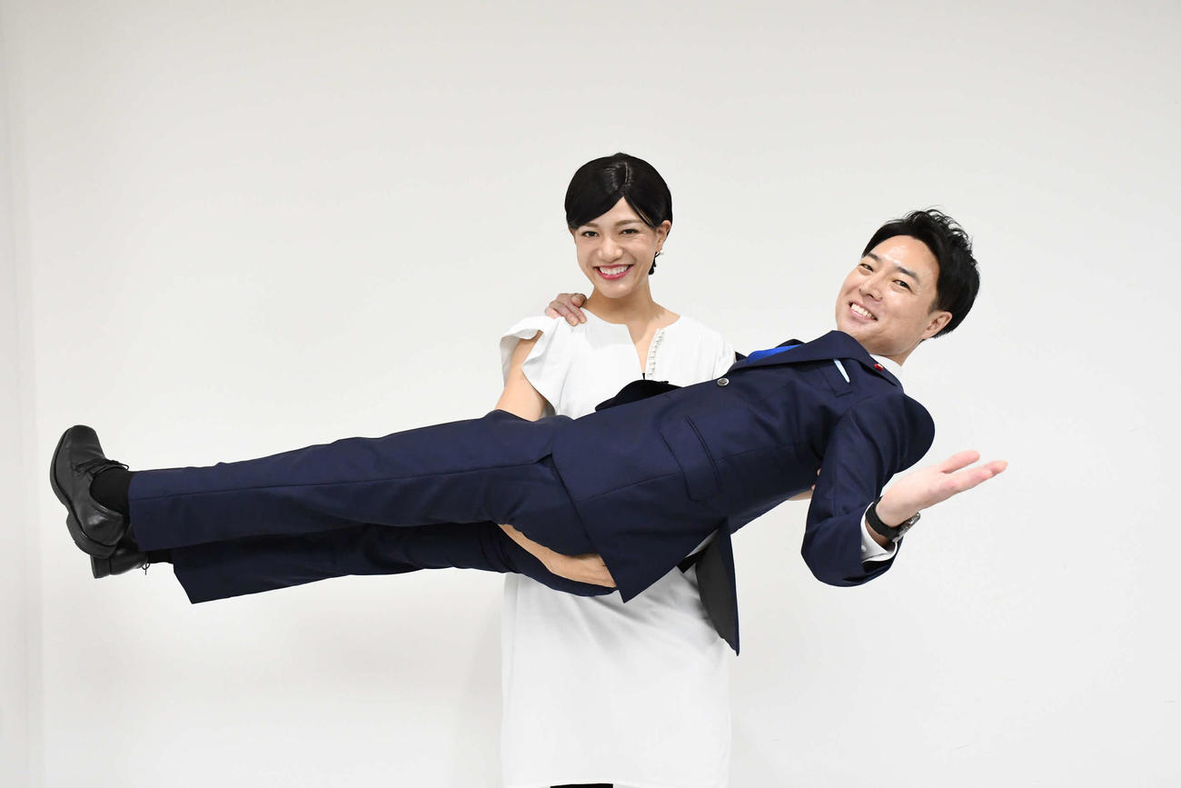 滝川クリステルに扮（ふん）した金原早苗（後方）と小泉進次郎氏に扮した信濃岳夫（撮影・阪口孝志）