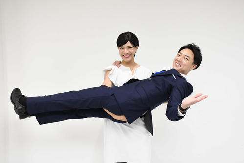 滝川クリステルに扮（ふん）した金原早苗（後方）と小泉進次郎氏に扮した信濃岳夫（撮影・阪口孝志）