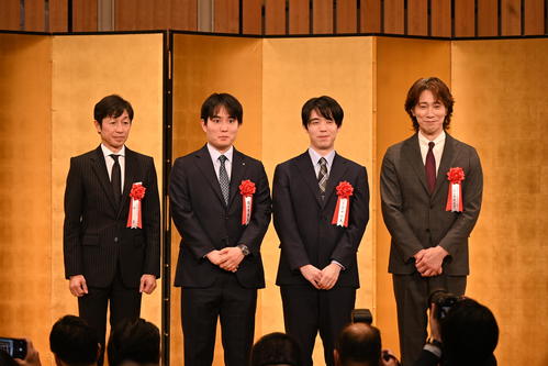 竜王戦7番勝負第4局の前夜祭に出席した左から武豊騎手、佐々木勇気八段、藤井聡太竜王、佐々木蔵之介（撮影・松浦隆司）