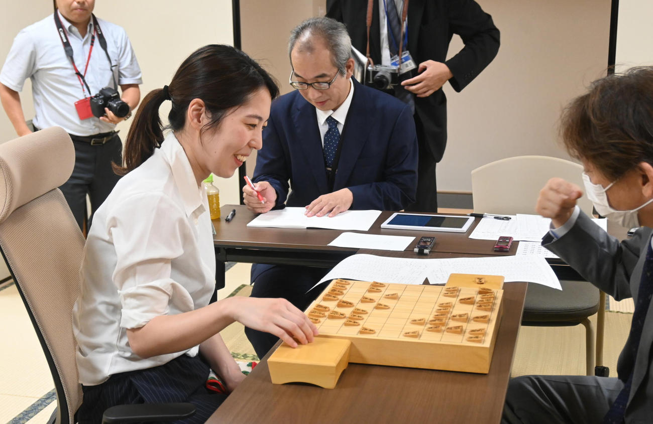 福間香奈女流6冠（左）（2025年撮影）