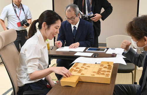 福間香奈女流6冠(左)(2025年撮影)