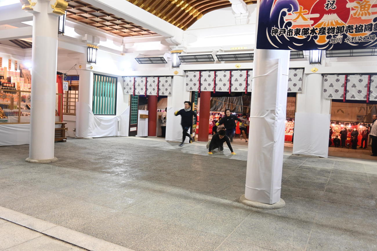 本殿直前にある直角カーブ「魔物の角」で転倒した「三番福」の赤松大樹さん（中央）、「一番福」の豊川哲平さん（左）、「二番福」の澤井歩さん（右）（撮影・松浦隆司